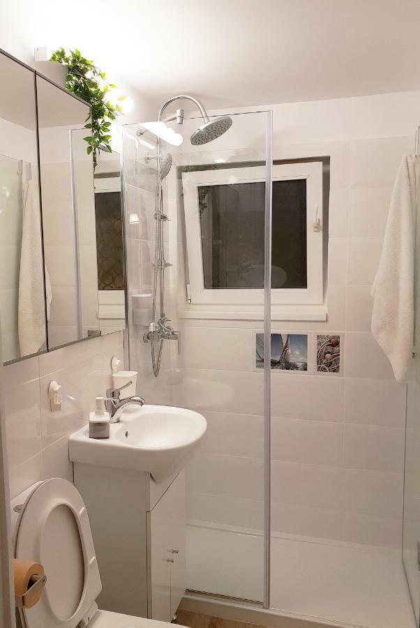 Central Stylish & Cozy One Bedroom Apartment - Adela Accommodation - Ideal For Long Stays Bucureşti Exterior foto